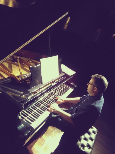 ハビエル・バスケス・グレラ　／ ピアノ