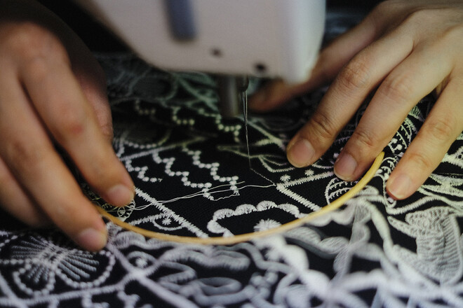 刺繍工場での補修作業 手元風景　Photo : Yayoi Arimoto